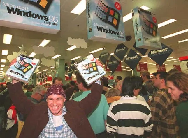发布当天，有张照片捕捉到一名男士手持两份 Windows 95 软件，照片出自 Torsten Blackwood